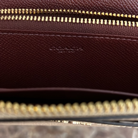 NWT Hard to find color Coach Accordion Zip Wallet with Wristlet strap - Picture 7 of 9